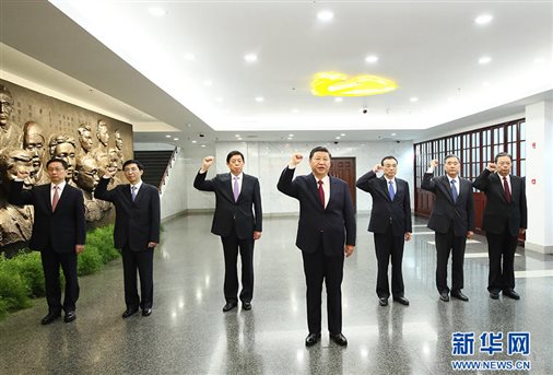 10月31日，中共中央总书记、国家主席、中央军委主席习近平带领中共中央政治局常委李克强、栗战书、汪洋、王沪宁、赵乐际、韩正，瞻仰上海中共一大会址和浙江嘉兴南湖红船。这是31日上午，在上海中共一大会址纪念馆，习近平带领其他中共中央政治局常委同志一起重温入党誓词。